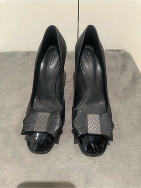 Bottega Veneta Black Leather Bow-Accent Pumps - 39.5